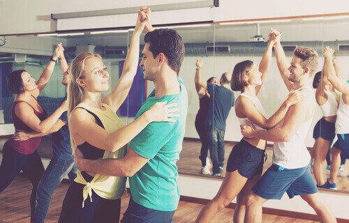 Paare tanzen in Tanzhalle