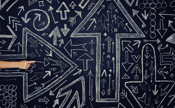 Pfeile, die in verschiedene Richtungen zeigen