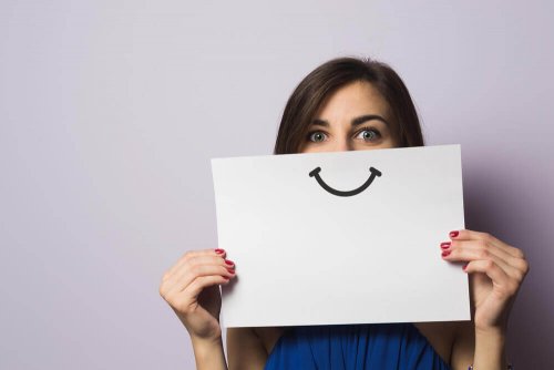Frau mit aufgemaltem Lächeln als Symbol für positive Sprache