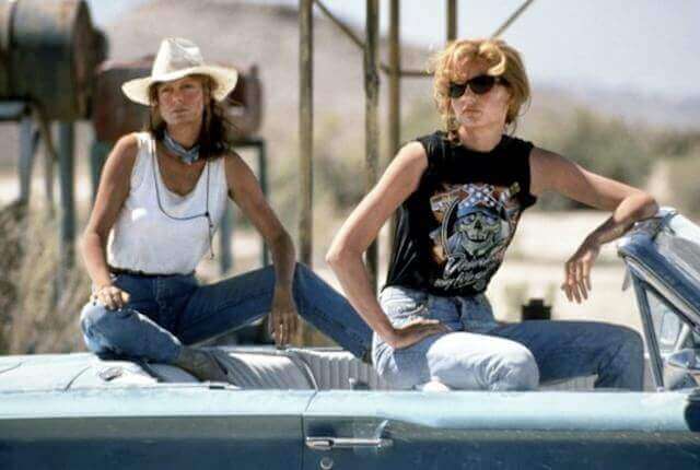 Thelma und Louise schauen aus dem Auto