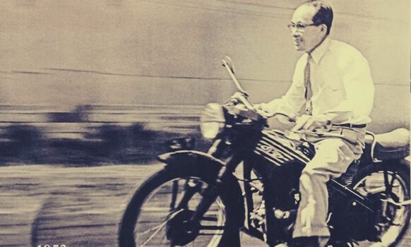 Sōichirō Honda auf einem Motorrad