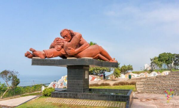 Eine Statue, die zwei Liebende bei einem Kuss zeigt.