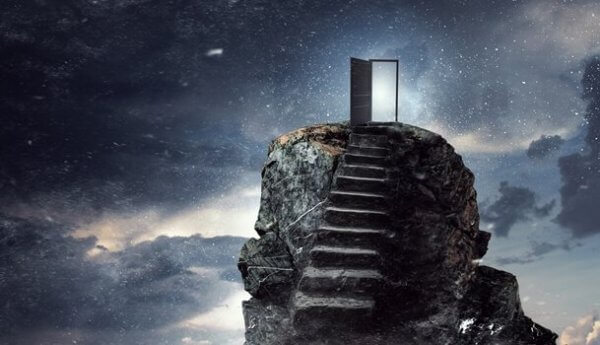 Eine Treppe, die zu einer Tür im Sternenhimmel führt