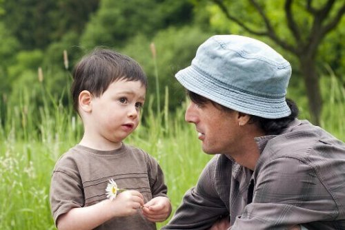 Vater erklärt seinem Sohn die Welt