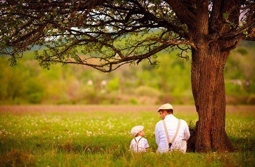 Vater und Sohn auf einer Wiese