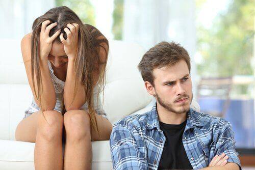 Paar sitzt zerstritten im Wohnzimmer