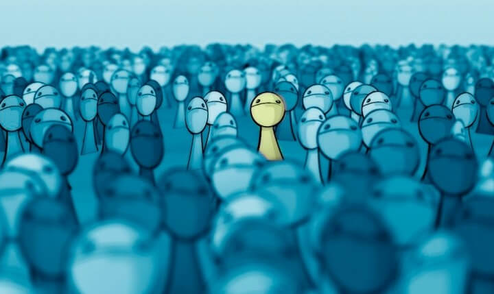 Gelbes Männchen umgeben von vielen blauen Männchen