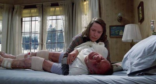 Annie Wilkes mit ihrem Opfer, Paul Sheldon