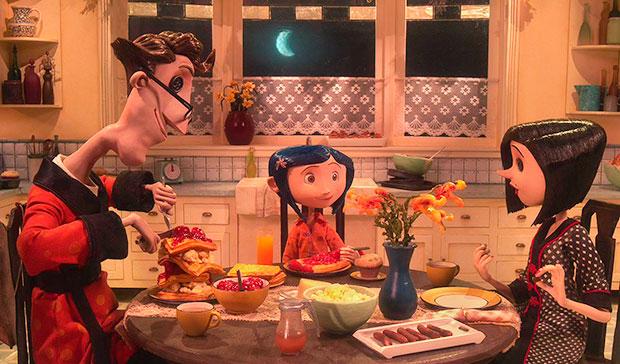 Coraline beim Essen mit ihren anderen Eltern