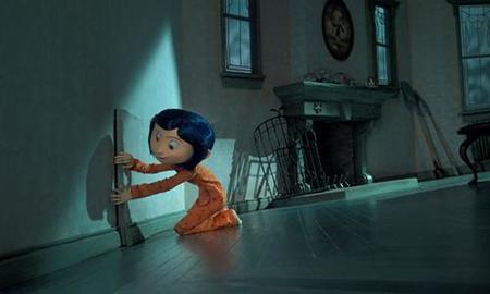 Coraline öffnet eine Tür in der Wand