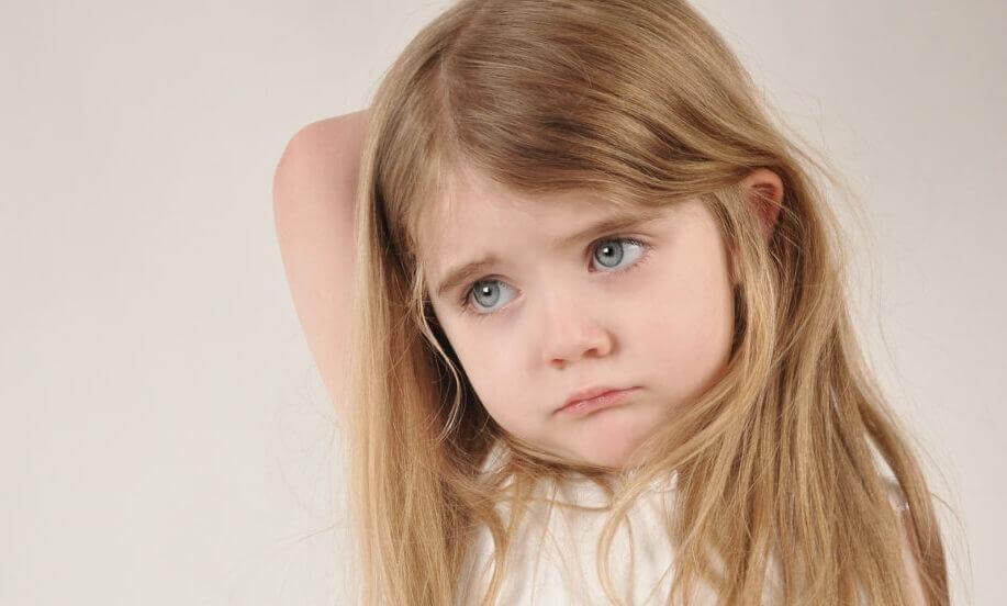 Kleines trauriges Mädchen mit blonden Haaren