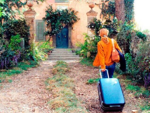 Szene aus "Unter der Sonne der Toskana" - Frances mit Koffer
