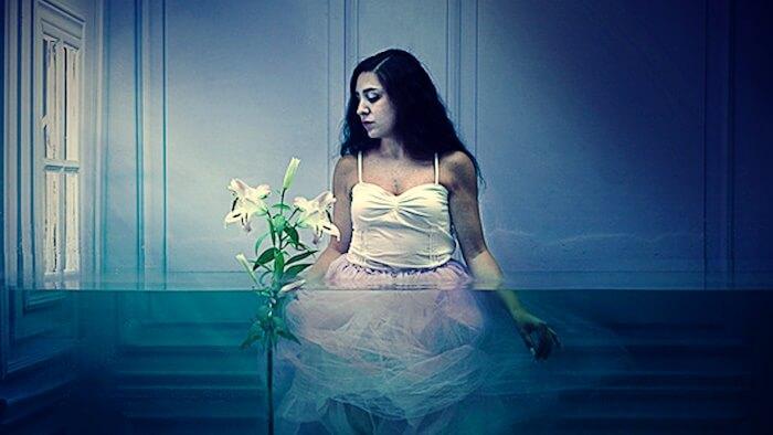 Frau mit Lilie in der Hand