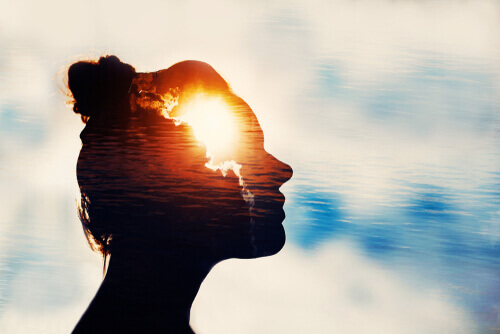 Profil einer Frau vor Sonne und Wasser