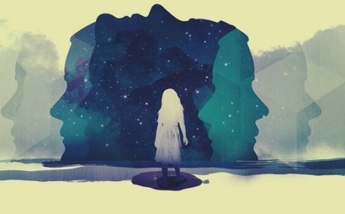 Frau vor zwei Gesichtern