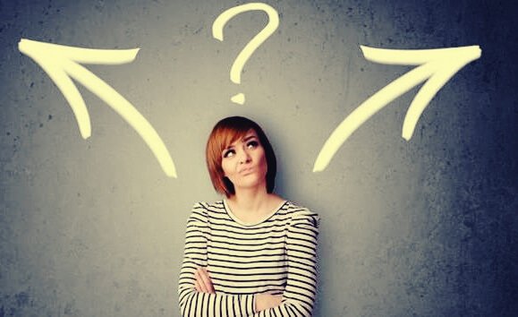 Frau wirkt unentschlossen