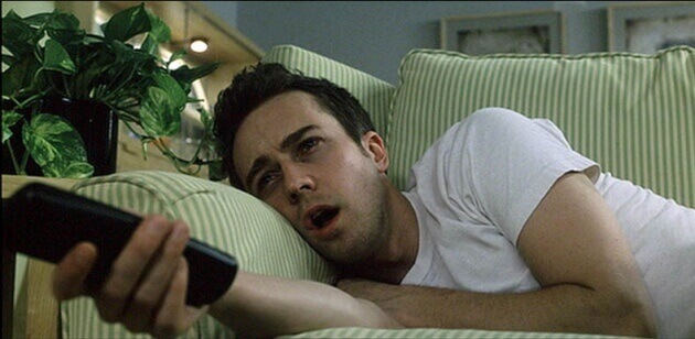 Edward Norton schaut fern