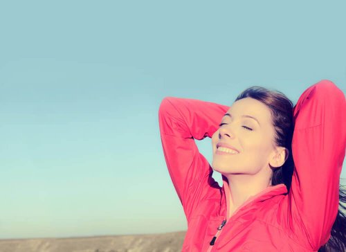 Glückliche Frau lehnt sich zurück