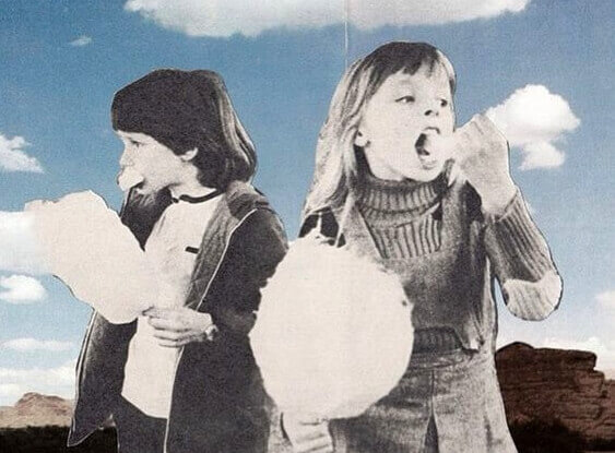 Zwei Kinder essen Zuckerwatte