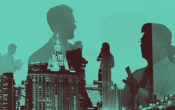 Menschen kommunizieren in einer Stadt