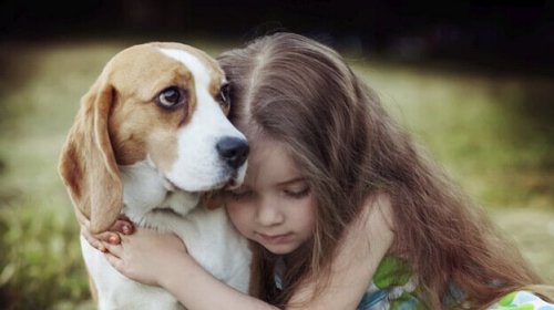 Mädchen umarmt seinen Hund