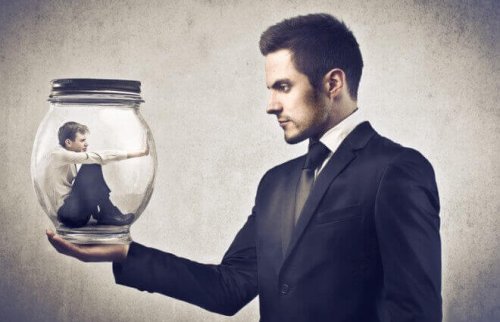 Mann hält anderen Mann im Inneren eines Glases