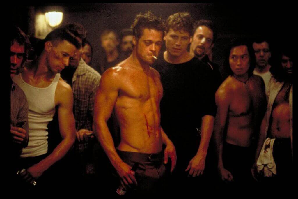 Brad Pitt mit weiteren Männern im Fight Club