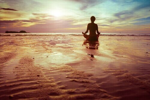 Meditierende Person am Meer