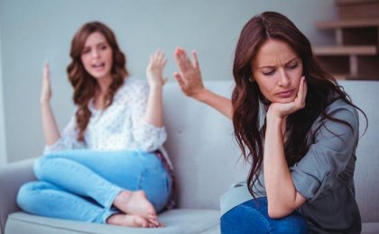 Mutter und Tochter streiten miteinander