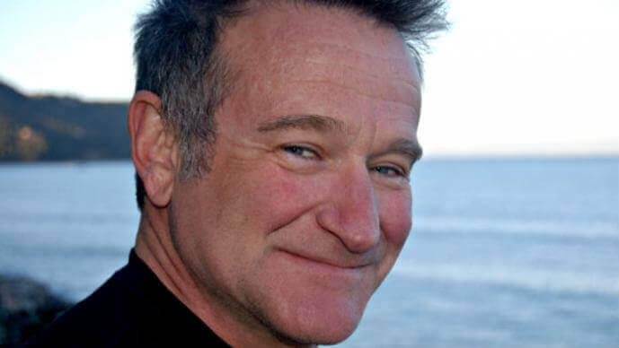 Lachender Robin Williams am Meer
