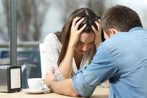 Depressive Frau spricht mit ihrem Partner