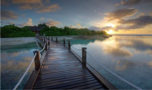 Brücke über ruhigen See