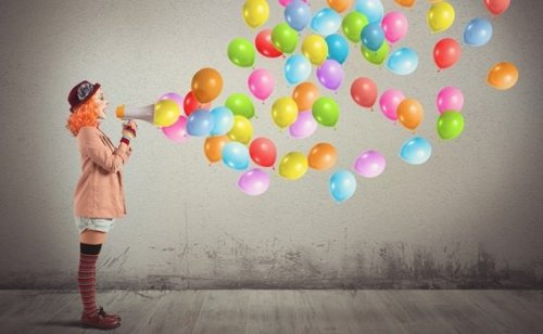 Clown mit Megafon und Luftballons