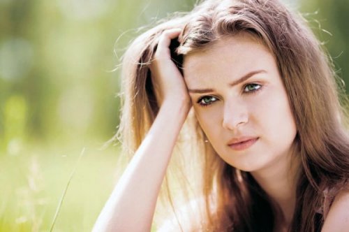 Frau auf einer Wiese