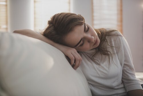 Deprimierte Frau schläft auf dem Sofa