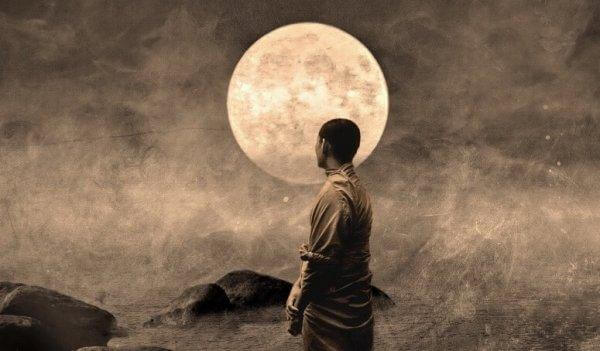Buddhist schaut zum Mond