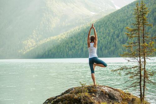 5 einfache Yoga-Positionen für einen besseren Energiefluss