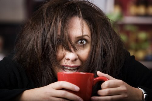 Eine Frau ist nach dem Genuss von Kaffee hyperaktiv.