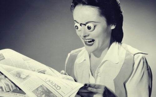 Frau mit falschen Augen liest eine Zeitung