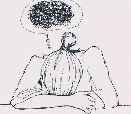 Frau, die an Angststörung leidet, stützt ihren Kopf auf den Tisch