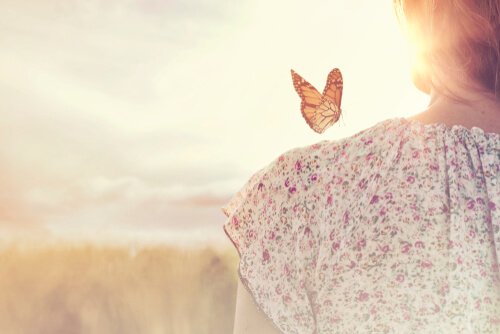 Frau mit Schmetterling auf der Schulter