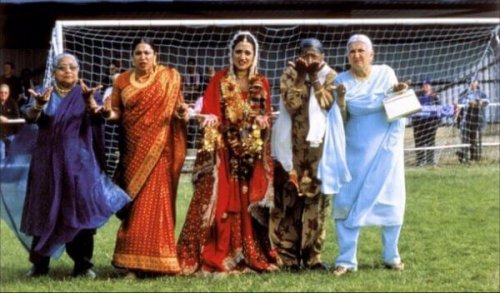 Frauen in indischen Kleidern auf dem Fußballplatz