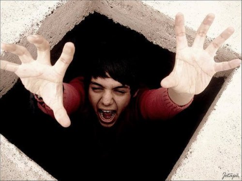 Gefangener Mann schreit um Hilfe