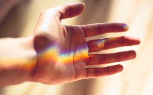 Hand mit Lichtbündel