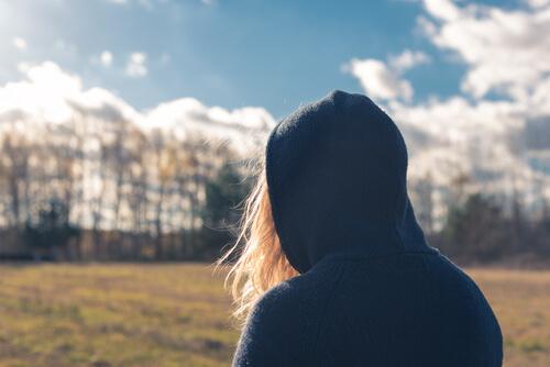 Jugendliche schaut nachdenklich in die Ferne