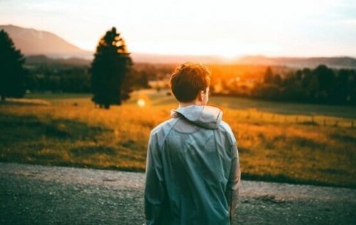 Junge vor Sonnenuntergang