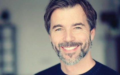 Lachender Mann mit Bart