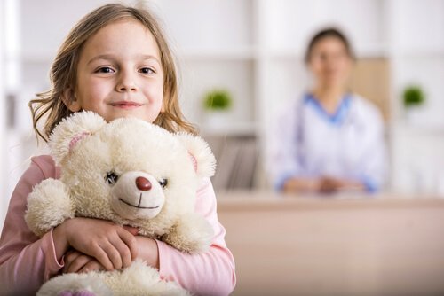 Mädchen hält ihren Teddybären
