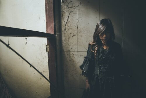 Mädchen in einer dunklen Ecke