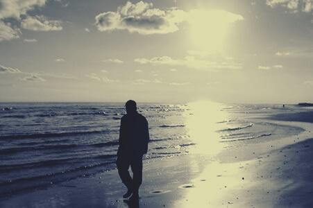 Mann allein am Strand